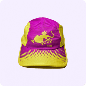 Boné amarelo e rosa